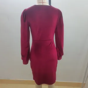 Vue arrière d'une robe élégante en velours bordeaux avec coupe ajustée et manches gigot