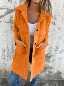 Elegante abrigo de cachemira naranja de longitud media con botones y solapa grande