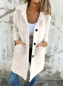 Detalle de abrigo blanco de largo medio para mujer con solapa y botones de lana