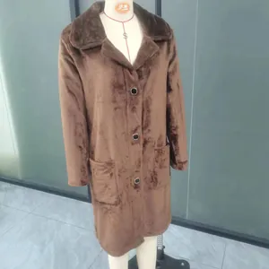 Vista detallada de un abrigo de felpa marrón en un maniquí con solapa y bolsillos