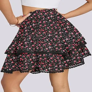 Nahaufnahme eines böhmischen Minirocks mit hoher Taille, Blumendruck und Spitze