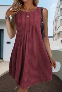 Dettaglio abito senza maniche bordeaux a coste con orlo irregolare e stile bohémien girocollo.