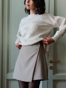 Vista detallada de la falda de línea A que muestra el diseño de abertura irregular