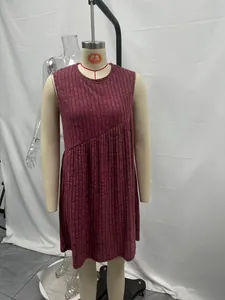 Dettaglio di un abito bordeaux senza maniche in maglia a coste con un orlo irregolare