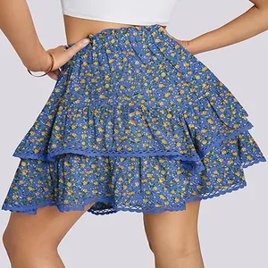 Detailaufnahme von blauem geblümtem Stufenrock mit hoher Taille und Spitzenbesatz