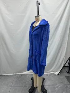 Perfil lateral de un abrigo de felpa azul de longitud media con solapas en un maniquí.
