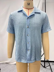 Detalle de camisa de punto azul claro para hombre con textura calada y transpirable.