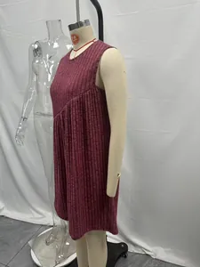 Abito smanicato a coste bordeaux con elegante cucitura asimmetrica in vita da donna