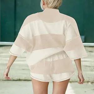 Πίσω όψη γυναικείου ριγέ σετ δύο τεμαχίων σε oversize γραμμή με μπλούζα και σορτς
