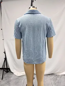 Vista detallada de la espalda de una camisa de punto azul claro con textura hueca y fresca