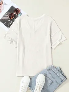Top a costine bianco a maniche corte con scollo a V per donna in un elegante flat lay.