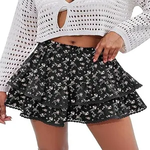 Detailansicht eines geblümten Minirocks mit hoher Taille, Stufen und Spitzenbesatz
