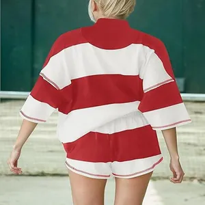 Πίσω όψη ενός σετ με ριγέ oversized t-shirt και ασορτί σορτς σε κόκκινο και λευκό.