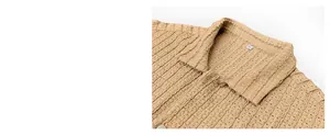 Primer plano detallado de la textura de punto calado caqui transpirable en camisa