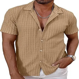 Detalle de camisa de punto transpirable para hombre con textura calada y solapa.