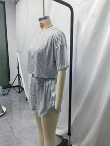 Seitenansicht eines grau-weiß gestreiften Loungewear-Sets mit Kurzarm-Top und Shorts