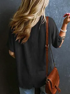 Vista posteriore di un top nero a coste a maniche corte da donna, vestibilità casual