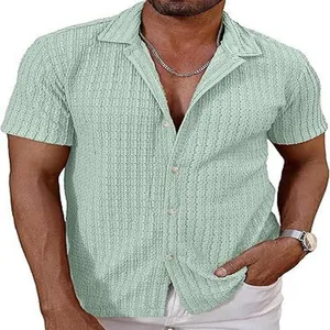Detalle de camisa de punto verde menta para hombre con textura calada y cuello de solapa