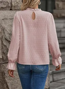 Vista posteriore di una camicetta rosa a pois con colletto a balze e apertura
