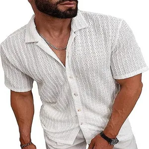 Detalle de camisa de punto calado blanca para hombre, manga corta y transpirable