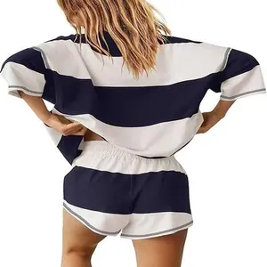 Πίσω όψη γυναικείου σετ με ριγέ oversize μπλούζα και ασορτί σορτς χαλαρό