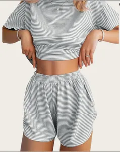 Detailansicht des grauen gestreiften Loungewear-Sets mit elastischen Shorts für Damen.