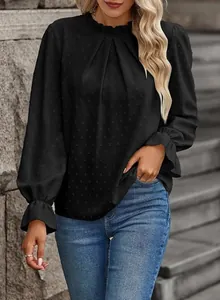 Dettaglio di una blusa nera in jacquard con collo a pieghe e maniche con volant