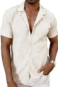 Detalle de la camisa de punto texturizada para hombre en color crema claro