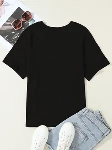 Dettaglio del top nero a coste a maniche corte in un'elegante composizione flat lay.