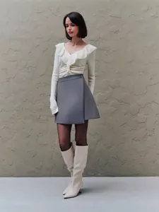 Elegante falda gris de línea A de cintura alta con detalle de botón asimétrico