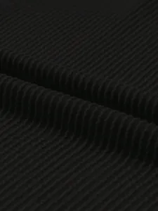 Macro dettagliata di tessuto a costine nero di qualità che mostra trama ed elasticità