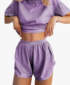 Detailansicht des lila gestreiften Kurzarm-Tops und der elastischen Shorts für Damen