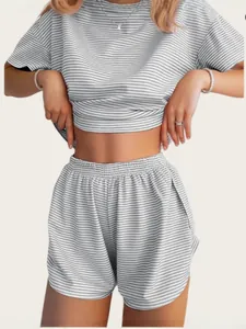 Gestreiftes Sommer-Loungewear-Set mit Kurzarm-Oberteil und elastischen Shorts