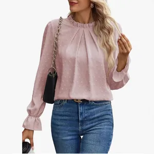 Elegante camicetta rosa a maniche lunghe con pois svizzeri, collo a balze e vestibilità