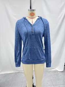Vue détaillée d'un pull à capuche bleu à manches longues et col en V boutonné sur mannequin