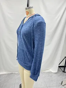 Vue détaillée d'un sweat à capuche en maille côtelée bleue douce pour tenue décontractée