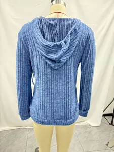 Vue arrière détaillée d'un pull à capuche décontracté en maille côtelée bleue pour femme