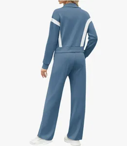 Rückansicht eines 2-teiligen blauen Trainingsanzugs mit Strickjacke und weiter Hose