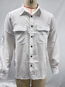 Vista frontal de camisa táctica blanca de manga larga para hombre con dos bolsillos de pecho