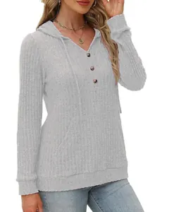 Détail d'un sweat à capuche gris côtelé avec col en V, boutons et poche kangourou