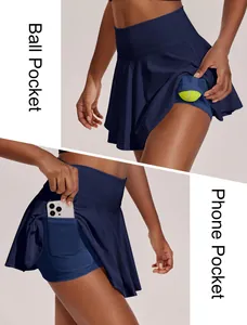 Detail van marineblauwe geplooide tennisrok met zakken voor ballen en telefoon
