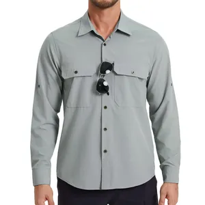 Vista frontal de la camisa táctica gris con cierre de botones y bolsillos en el pecho