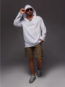 Vue détaillée d'une chemise à capuche en lin blanc pour homme, idéale pour la plage et le soleil