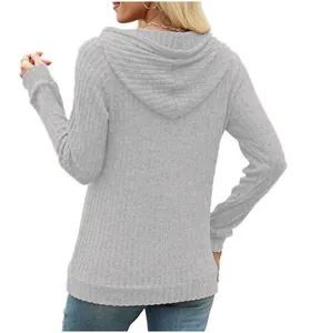 Vue arrière du pull à capuche gris côtelé avec texture brossée douce et coupe ample