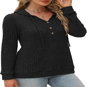 Vue détaillée d'un sweat à capuche noir pour femme avec col à boutons et cordon