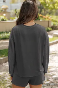 Vue de dos d'un ensemble décontracté côtelé pour femme avec haut et short.