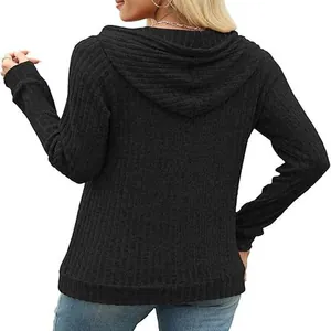 Vue arrière d'un sweat à capuche noir à manches longues en maille côtelée pour femme