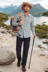 Detalle de camisa de senderismo táctica de secado rápido para hombre en la montaña