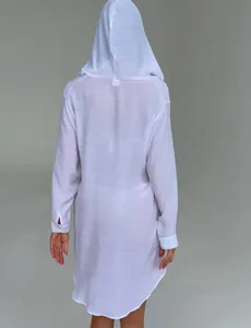 Vue arrière détaillée d'une chemise de plage blanche légère à capuche pour femmes