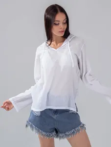 Vue détaillée d'une chemise de plage blanche à capuche en lin pour la protection